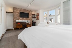 King size bed with plenty of fresh crisp bed linen and towels.