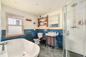 Spacious family bathroom with a separate shower!