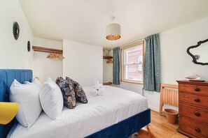 Get a great night sleep on the sumptuous king size bed!