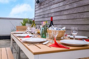 Enjoy joyous moments with family and friends in this private roof terrace