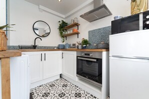 Fully equipped and functional kitchen area