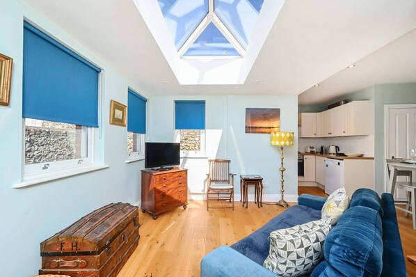 Lovely Bright Lounge!