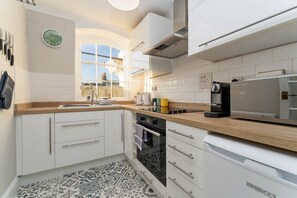 Fully equipped , functional kitchen where you can whisk up a brunch or dinner