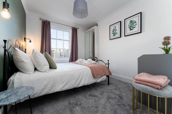 Beautiful Double Bedroom, Fresh & clean