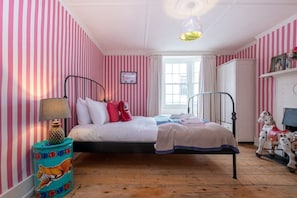 A king size bedroom for a quiet and peaceful sleep