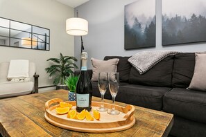 220 Peterson St. (Unit 7) |