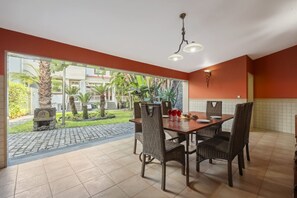 Relax with al fresco-style dining in a covered area that connects comfort and nature.