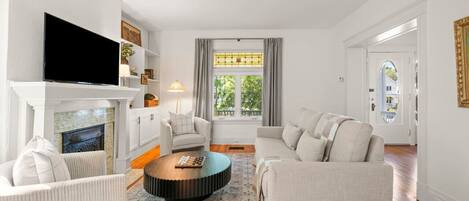 StayDrake | Living Room w/ Smart TV