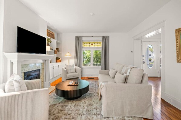 StayDrake | Living Room w/ Smart TV
