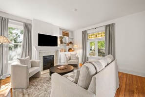 StayDrake | Living Room w/ Smart TV