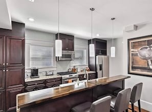 Full Kitchen - Wine Fridge - Water Dispenser - Microwave - Dishwasher