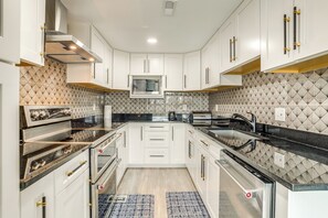 Kitchen | Drip Coffee Pot | Dishwasher | Blender