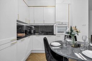 Kitchen with Oven | Book Now with RENTUJEMY.COM