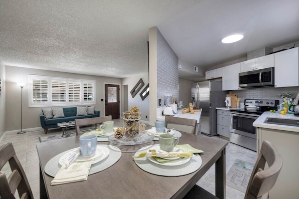 Freshly renovated and upgraded modern home which boasts all of the guest amenities for your enjoyment and added comfort.  Sit back and relax in your home away from home as you visit the surrounding Las Vegas areas for strip excitement.  Have fun =). 