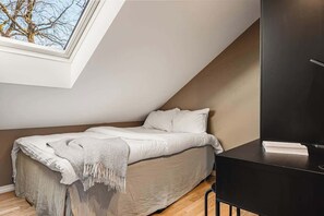 Feeling sleepy yet? In this bedroom, you'll find a dedicated workspace, perfect for remote work! | 140' cm bed | Bedroom 1