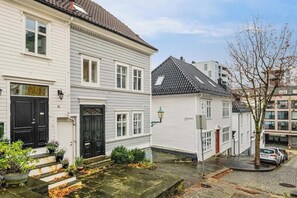 Leiligheten er i det grå bygget.