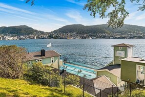 Like ved ligger Nordnes Sjøbad – her kan du ta et oppfriskende sjøbad eller nyte det oppvarmede bassenget.