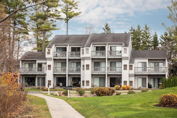 Escape the hustle and bustle at Driftwoods, where serene landscapes and modern comforts blend seamlessl