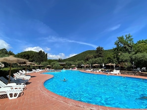 L'Eau, Ciel, Nuage, Piscine, Bleu Azur, Arbre, Plante, Mobilier De Jardin, Paysage Naturel, Cotiers Et Relief Océaniques