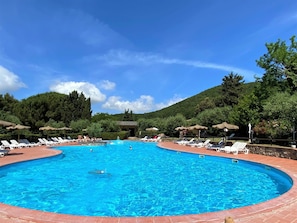 Wasser, Wolke, Himmel, Wasservorräte, Eigentum, Pflanze, Schwimmbad, Blau, Baum, Azurblau