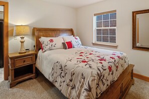Queen bed in main floor bedroom