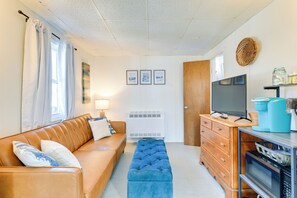 Living Room | Sleeper Sofa | Smart TV | Free WiFi | Central Heating & A/C