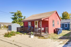 Single-Story Cottage | Shared Fire Pit Access | Walk to Beach & Restaurants