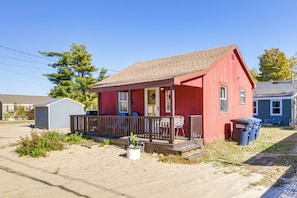 Single-Story Cottage | Shared Fire Pit Access | Walk to Beach & Restaurants