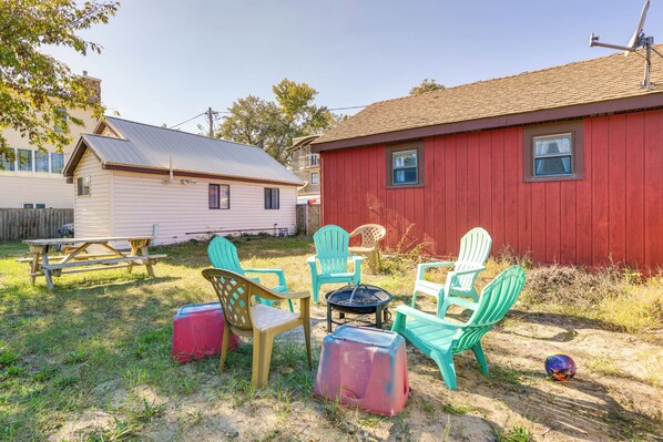 Irving Vacation Rental | 1BR | 1BA | 400 Sq Ft | 4 Steps Required