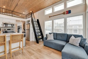 Living Room | Free WiFi | Mini-Split A/C & Heat | Smart TV | 1st Floor