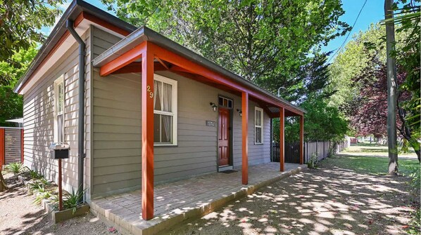 Greenwood Cottage - Close to CBD, Leafy Backyard