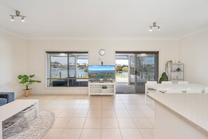 Living Area/Dining Area/Kitchen
