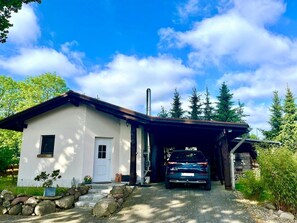 Der Eingangsbereich mit Carport