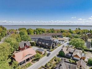 Luftaufnahme der Ferienwohnungen und Blick über den Bodden