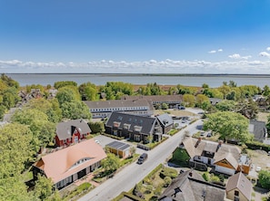 Luftaufnahme der Ferienwohnungen und Blick über den Bodden