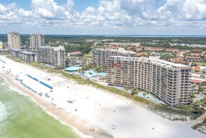 Beachfront location of Sandy Seahorse 1013