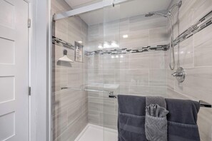 Here is the updated full bathroom