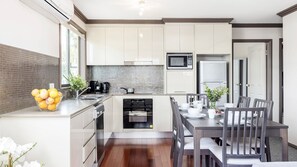 Lionel Gem | Kitchen | Dining