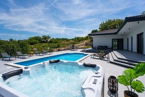 The villa has a wonderful relaxing area whit a jacuzzi