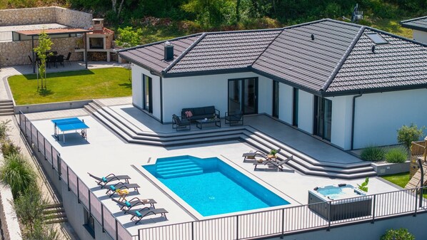 Villa Dalmatia With Sauna, Hot tub, Heated pool 3 en-suite bedrooms, playground, Table tennis, playstation 5