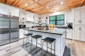 Kitchen | Toaster | 1st Floor