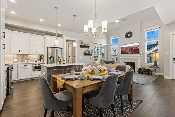 Dining Area | Comfortable seating for 6!