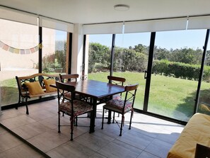 Seating area,Dining area