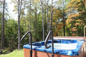 Year round private mini-spa. Outdoor 6-person hot tub, overlooking the forest.