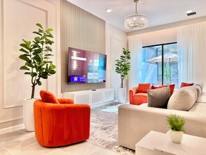 Chic Comfort: living room in elegance