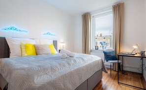 Schlafzimmer 1 mit Schreibtisch