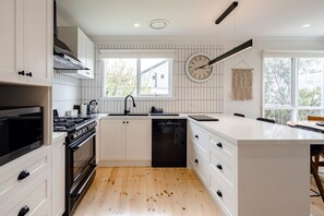 Fully equpiied kitchen with modern appliances