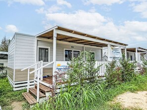 Ciel, Nuage, Plante, Écorégion, Bâtiment, Fenêtre, Lot Terre, Bois, Chalet, Herbe