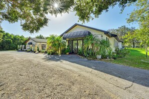 Single-Story House | Courtyard w/ Fire Pit | 10 Mi to Sunset Beach
