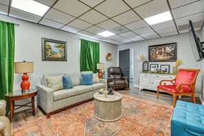 Living Room | Queen Sleeper Sofa | Smart TV | Free WiFi | Central Heating & A/C